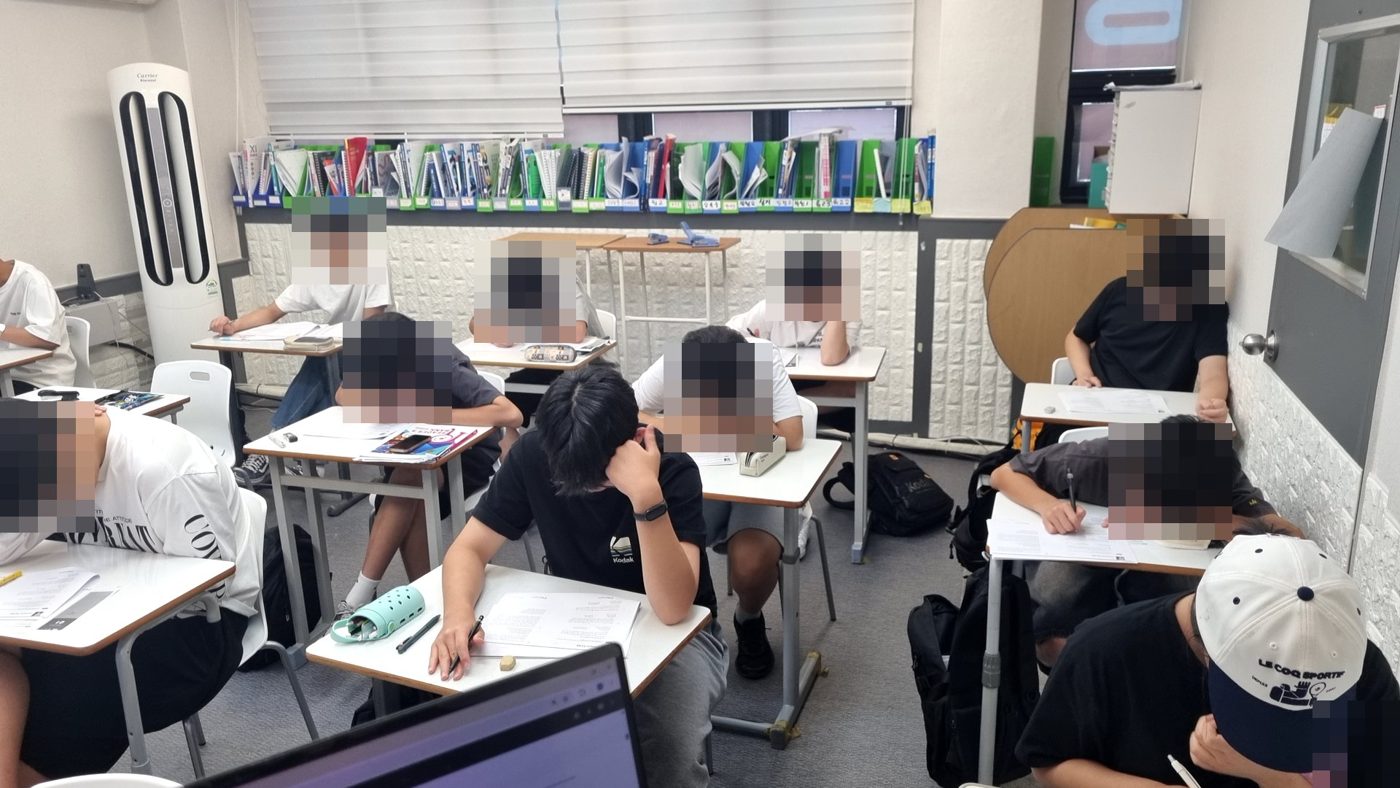 지존영어 강의실에서 학생들이 학교 형식 시험지를 풀고 있는 실제 수업 장면